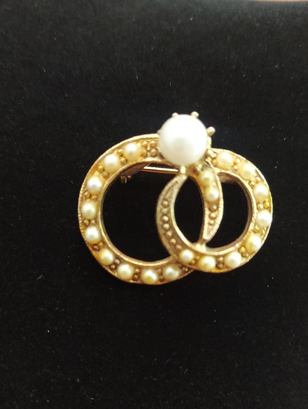 Intertwined Double Circle Faux  Pearls Vintage Gold Toned  Brooch Pin  1.25"